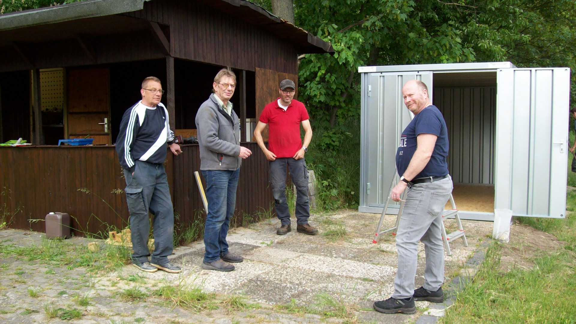 Mitglieder Jürgen Nieber, Henning Söhlig, Jochen Uhlendorf und Karsten Hoffmann vor dem neuen Materialcontainer